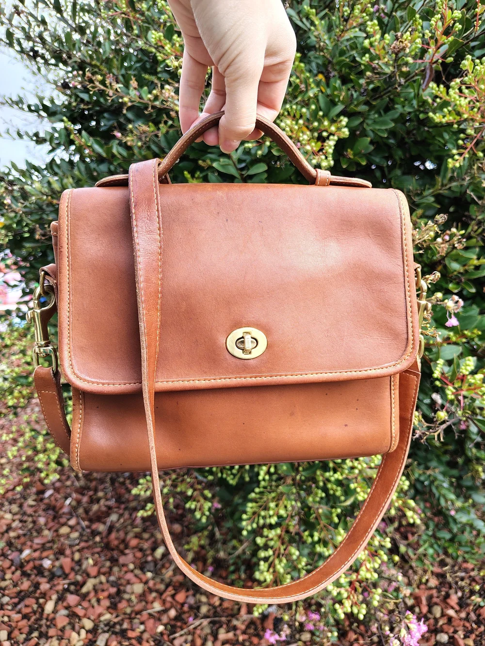 (Pre-1994) Vintage USA Coach Court Bag 9870 British Tan Leather Crossbody